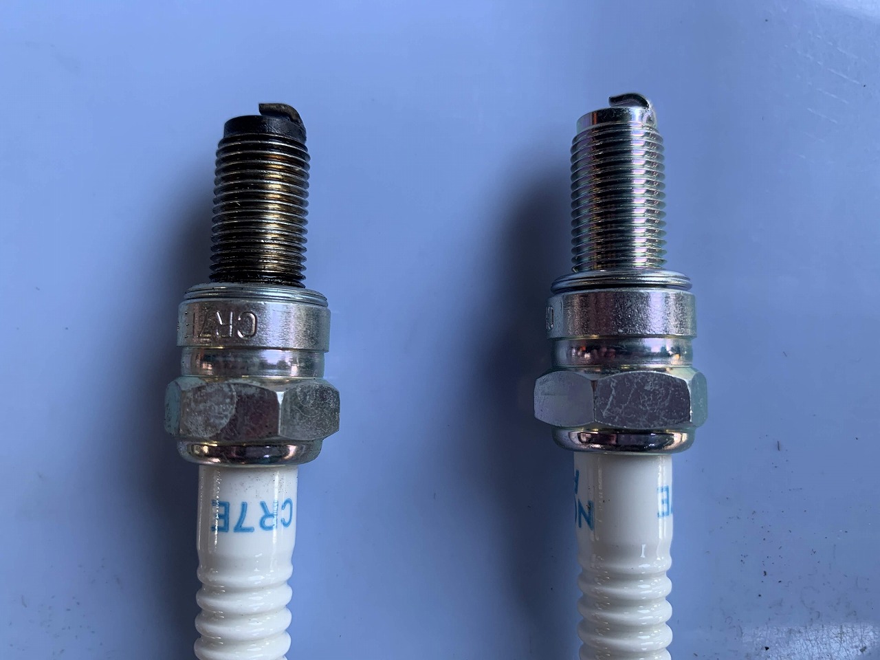 使用済みのプラグと新品のプラグ