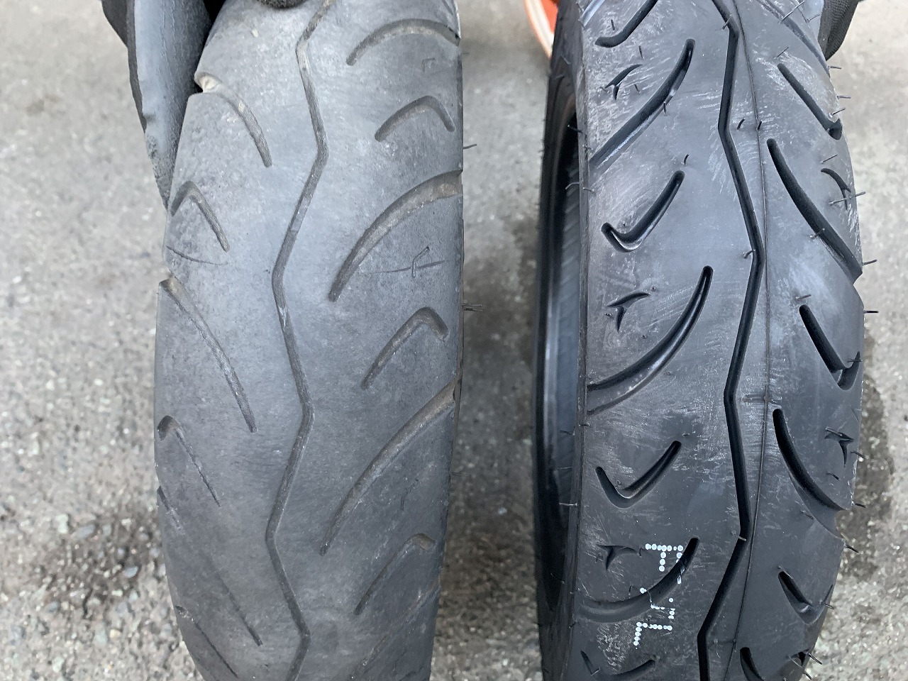 すり減ったタイヤと新品のタイヤ