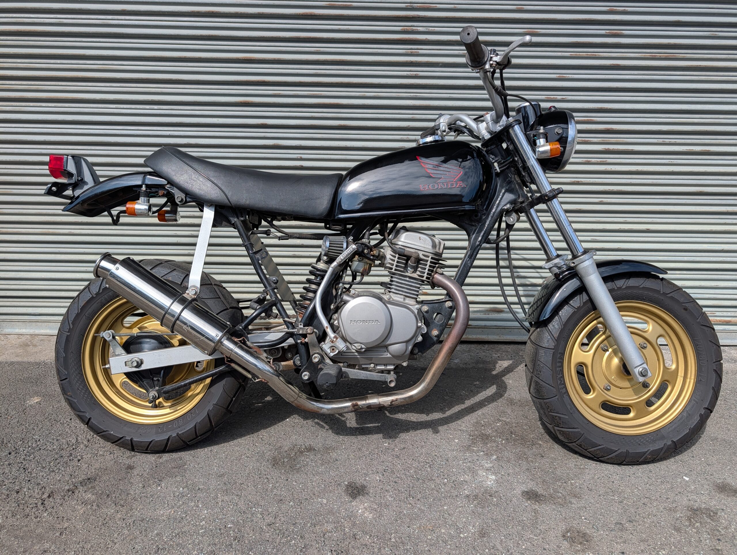 熊本バイク販売センターで販売した黒いホンダ エイプ50の車体