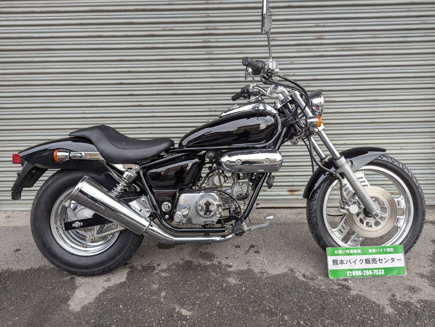 黒いホンダ マグナ50の車体全体